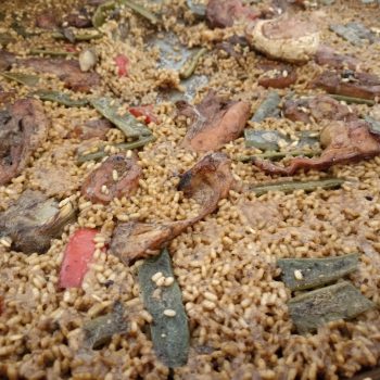 Detalle de arroz valenciano cocinado al estilo Castellón