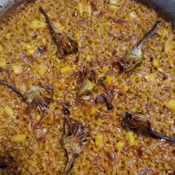 Paella con alcachofa tradicional en Castellón